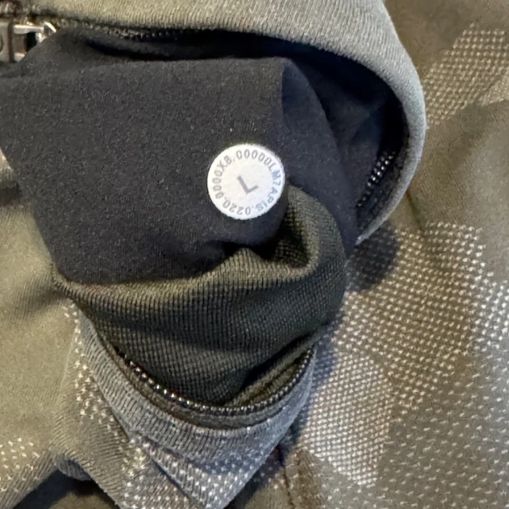 Camo Men's Lululemon Shorts - Picture 7 of 9